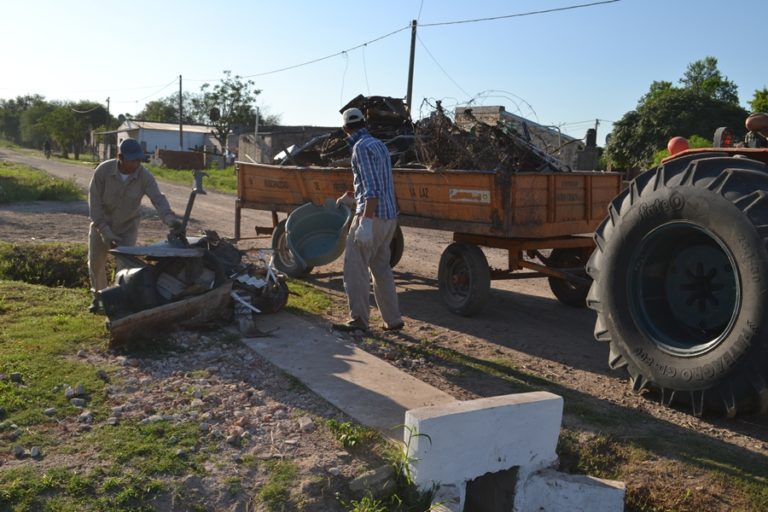 MUNICIPALIDAD DE PRESIDENCIA DE LA PLAZA: CONTINUAN LAS TAREAS DE DESCACHARRADO EN DIFERENTES BARRIOS.