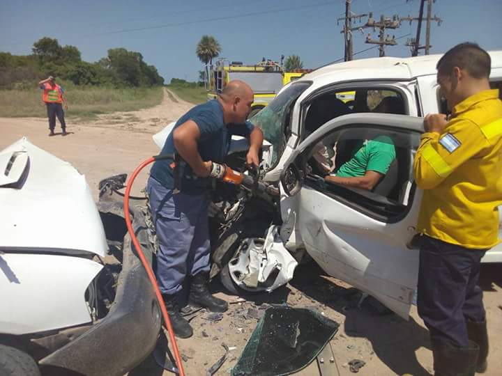 BOMBEROS DE PLAZA RESCATARON A CONDUCTOR ACCIDENTADO