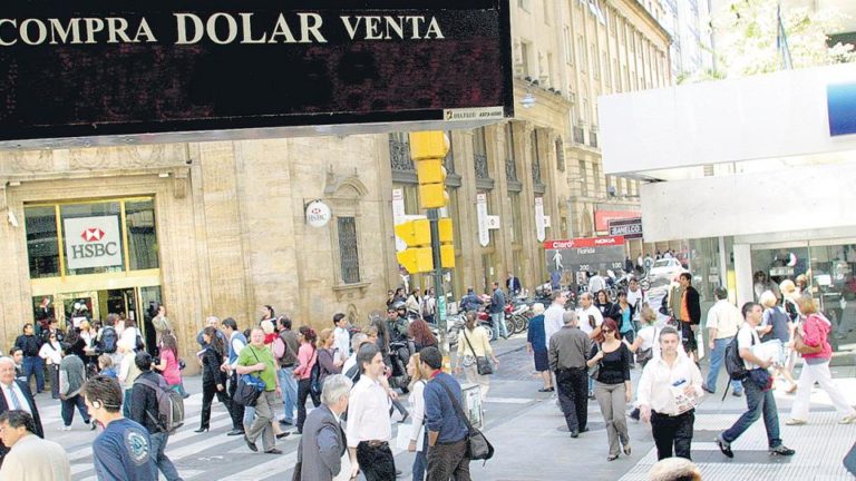 La incertidumbre por la caída de los mercados internacionales.Otra suba del dólar