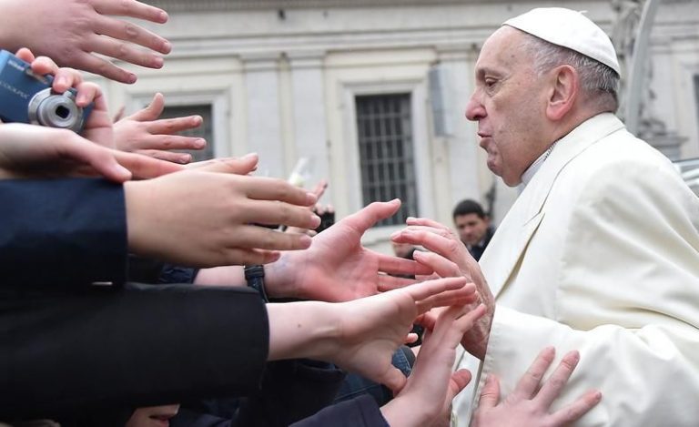 EL PAPA CRITICÓ EL MALTRATO A LAS TRABAJADORAS DOMÉSTICAS Y PIDIÓ QUE TENGAN UN SUELDO JUSTO