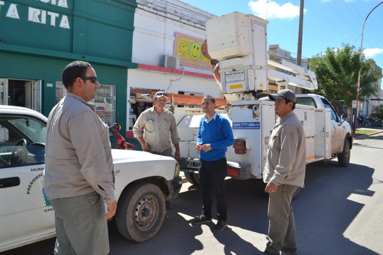 PLAZA: CONTINÚAN LOS TRABAJOS DE  MEJORA EN LA ILUMINACIÓN DE LOS BARRIOS.