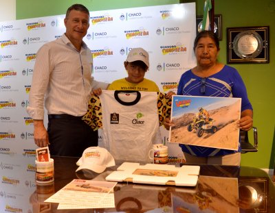 LOTERIA CHAQUEÑA: Gladis y su nieto Pablo se llevaron el kit del Rally Dakar