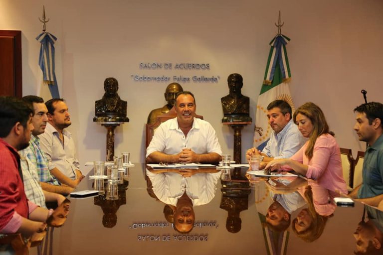 VICEGOBERNADOR CAPITANICH JUNTO A ASOCIACIONES APICOLAS CHAQUEÑAS