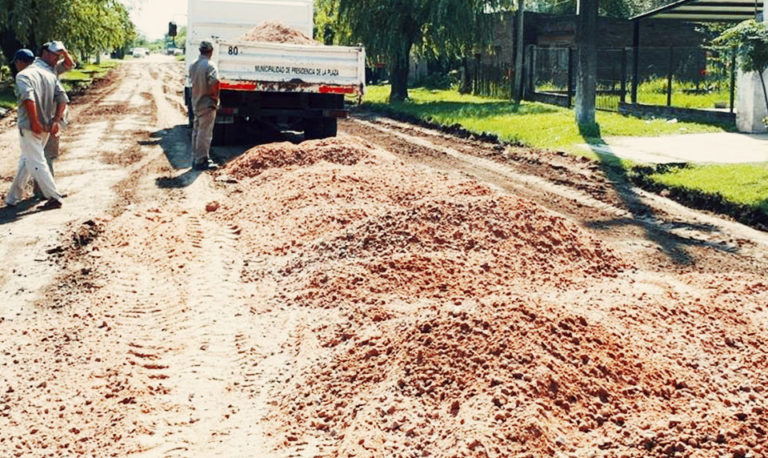 PRESIDENCIA DE LA PLAZA: El Municipio realiza tareas de perfilado y enripiado de calles