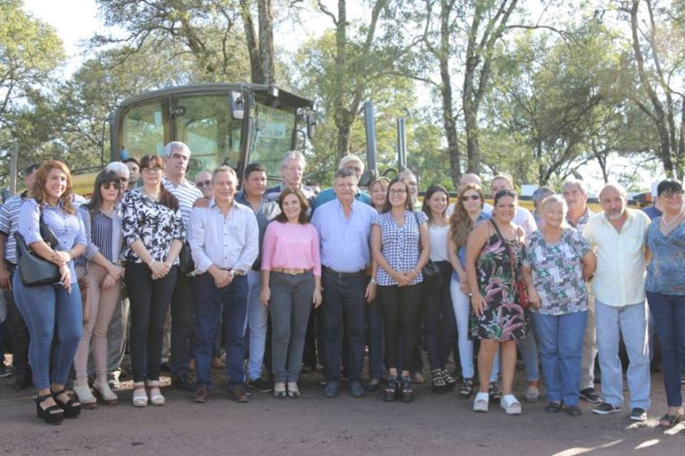 PEPPO ENTREGÓ MAQUINARIAS PARA VIALIDAD: «ACOMPAÑAMOS CON INVERSIONES EL MEJORAMIENTO DE NUESTRAS RUTAS»