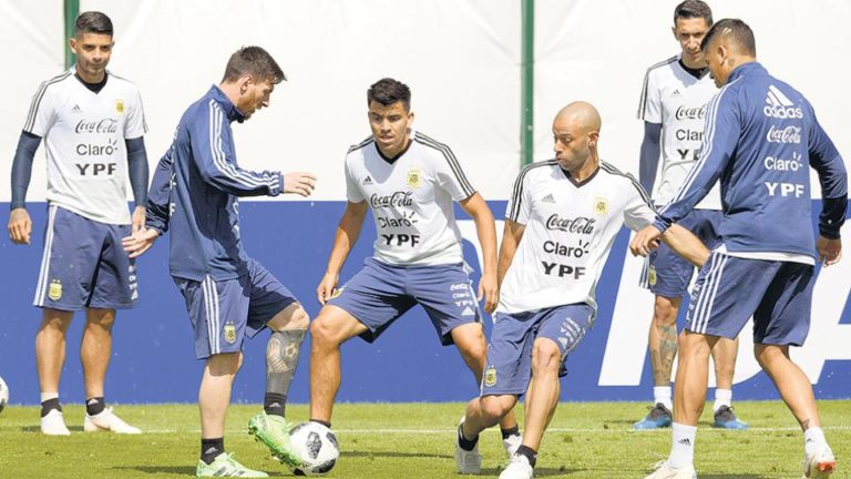 La Argentina tendrá esta tarde un duelo crucial frente a Croacia La seleccion Se juega mas que el pellejo