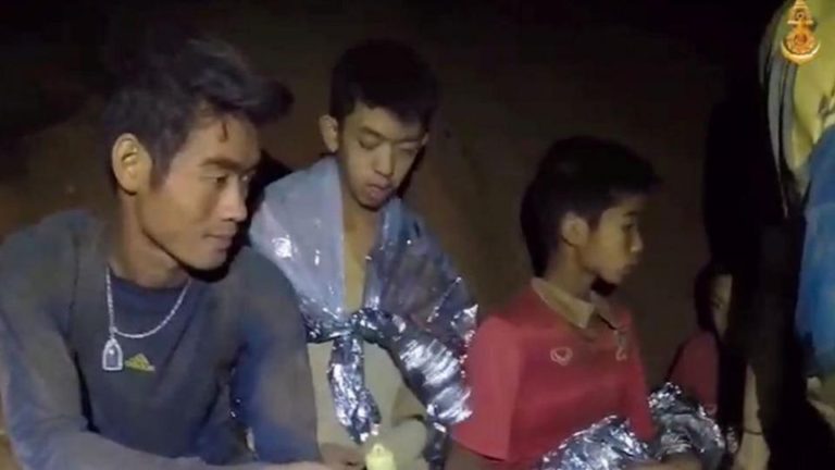 Ya son siete los niños que sacaron de la cueva Tailandia: rescataron a tres chicos más