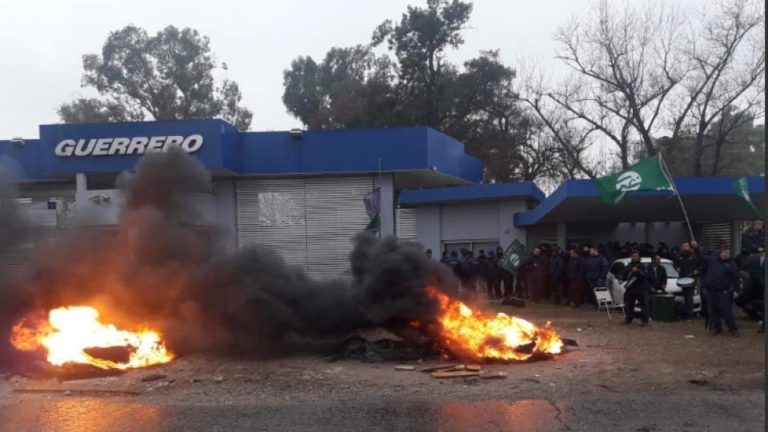 En la fábrica de motos Guerrero, de la localidad santafecina de San Lorenzo Despidos y temor de cierre La decisión de la empresa de dar asueto este lunes encendió las alarmas de los trabajadores, que se manifiestan en la puerta de la planta. El viernes habían sido despedidos dos empleados.