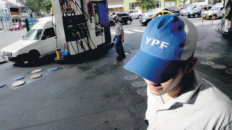 Desde esta madrugada, cuestan 5 por ciento más caras YPF aumentó las naftas y el gasoil