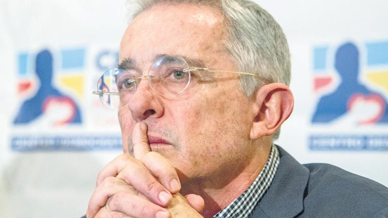 El ex mandatario de Colombia está acusado de delitos de soborno y fraude procesal Investigado, Uribe renuncia a su banca