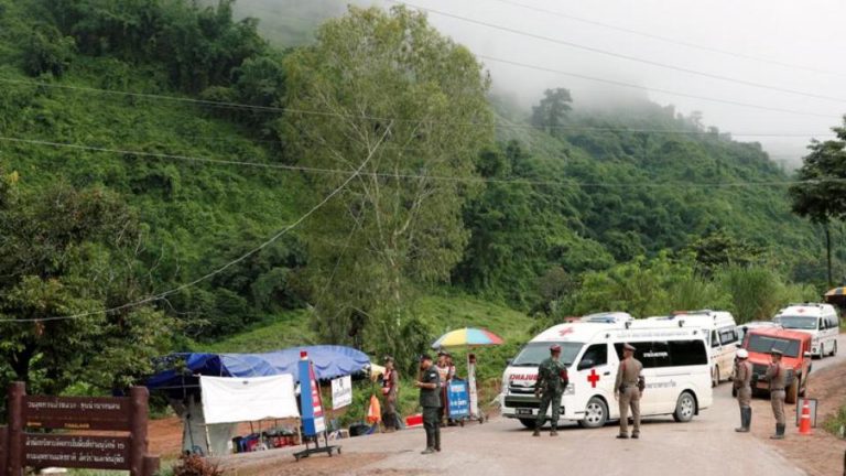 Tailandia: sacaron a otros tres chicos.En la cueva quedan sólo un nene y el entrenador