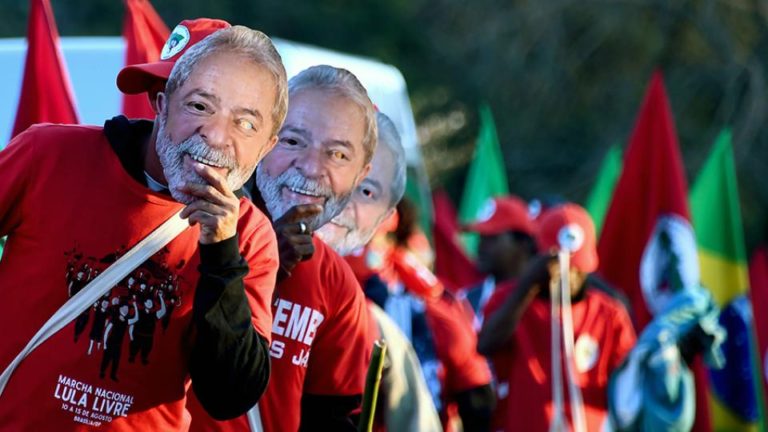 Oficializan la postulación del ex mandatario, a pesar de su arresto Lula candidato