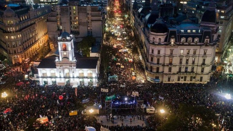 Miles de personas marcharon a Plaza de Mayo Una multitud en defensa de la universidad pública