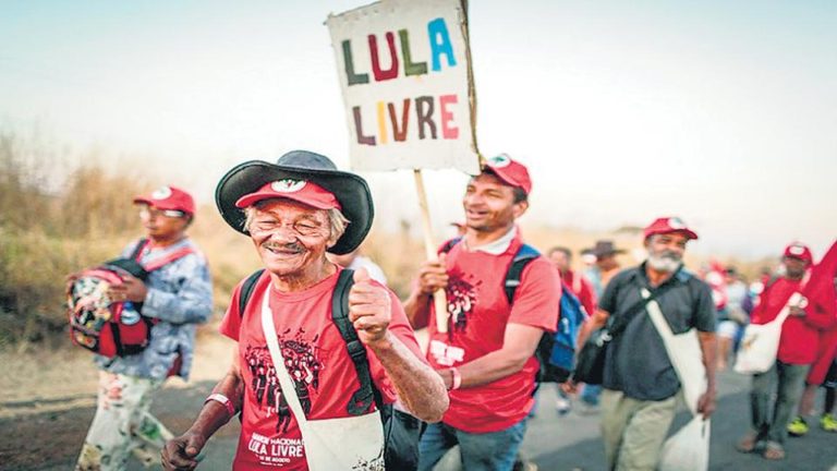 El histórico dirigente del PT se prepara para la sexta disputa electoral pese a su detención “No me van a callar”, dijo el candidato Lula