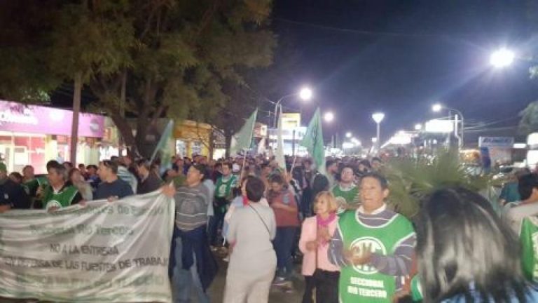 Movilización espontánea en Río Tercero en repudio al ajuste en la planta de Fabricaciones Militares