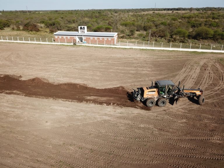 PRESIDENCIA DE LA PLAZA: TRABAJOS DE PREPARACIÓN DEL CAMPO DE JUEGO ESTADIO DEL CLUB BRANDSEN