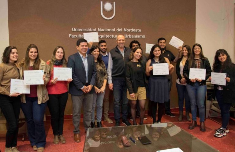 MONZÓN ENTREGÓ CERTIFICADOS DE PASANTÍAS A ESTUDIANTES DE ARQUITECTURA DE LA UNNE