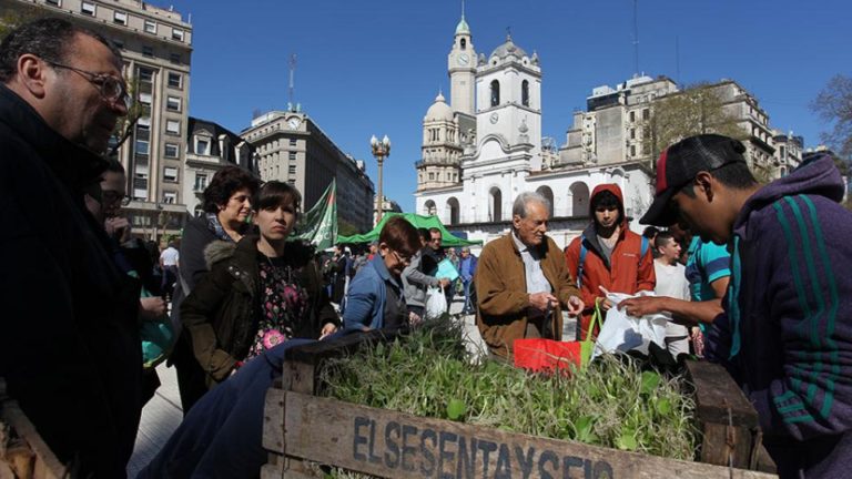 Venden las verduras a 10 pesos en distintas plazas Feriazo de los agricultores familiares para exponer su crisis