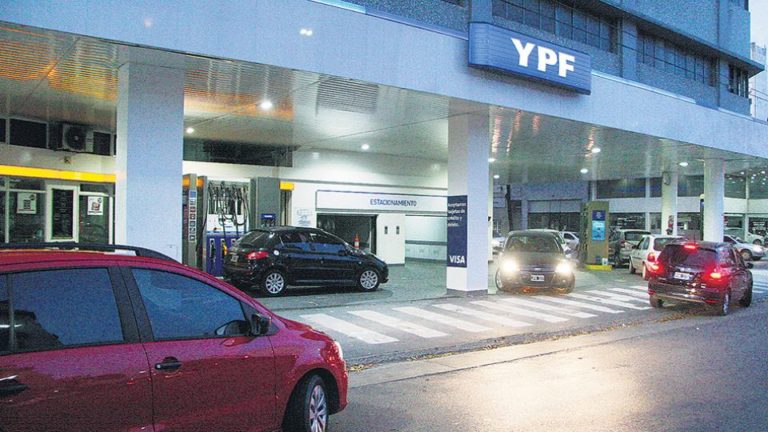 Por la devaluación, YPF subió 9,5 por ciento sus naftas Combustible para la inflación