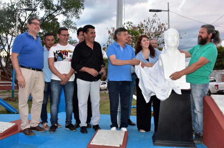 PEPPO DONÓ UN BUSTO DE EVITA PARA LA PLAZOLETA DONDE ELLA IZÓ LA BANDERA POR PRIMERA VEZ