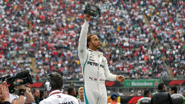 El británico Lewis Hamilton logró ayer en México su quinto título en la Fórmula 1 “Igualar a Fangio es algo especial”