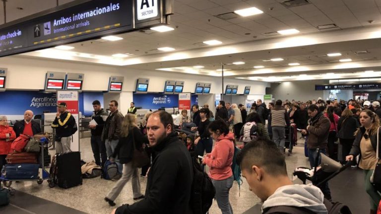 Demoras y vuelos cancelados en Aeroparque y Ezeiza Pilotos contra las lowcost