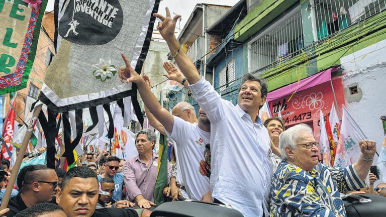 Fernando Haddad del PT enfrenta al candidato xenófobo, misógino y racista Jair Bolsonaro Brasil define su futuro hoy en el ballottage