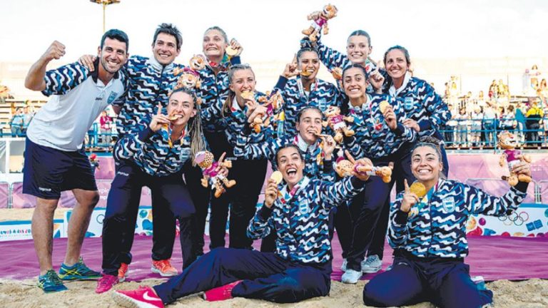 La selección femenina de beach handball venció a Croacia y se quedó con la medalla de oro En lo más alto del podio olímpico