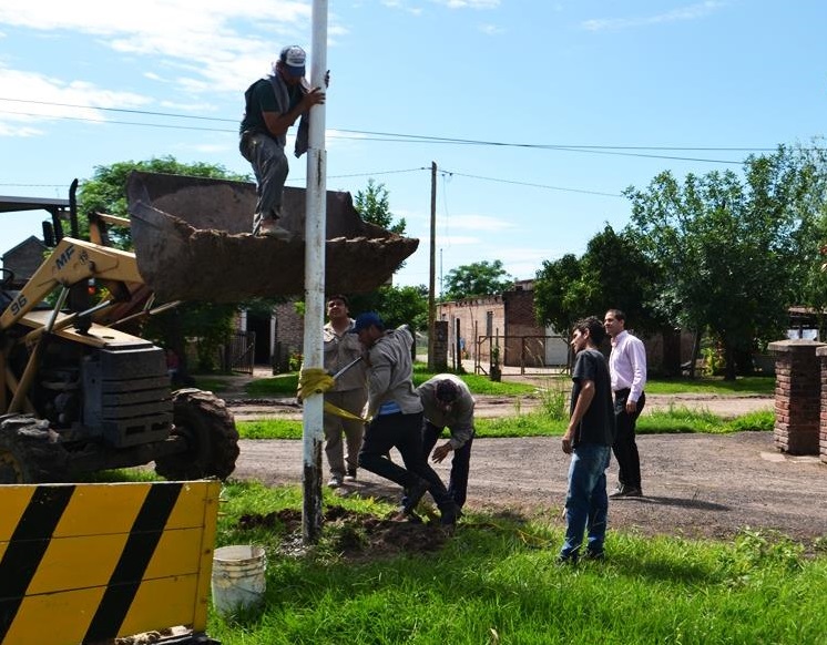 PRESIDENCIA DE LA PLAZA: COLOCACIÓN DE JIRAFAS DE ILUMINACIÓN EN AV. CASTELLI