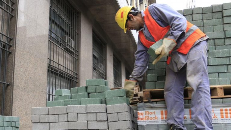 Las ventas de insumos se derrumbaron 17,3 por ciento en octubre La construcción sigue en caída