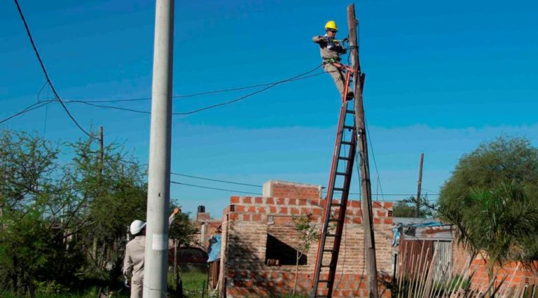 DESARROLLO URBANO Y SECHEEP CONECTAN FORMALMENTE AL SERVICIO ELÉCTRICO A MÁS DE 350 FAMILIAS DEL BARRIO PRIMAVERA