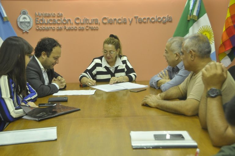 EDUCACIÓN Y APA FIRMARON CONVENIO PARA CAPACITAR EN GESTIÓN DE RIESGO Y EL USO RACIONAL DEL AGUA EN LAS ESCUELAS