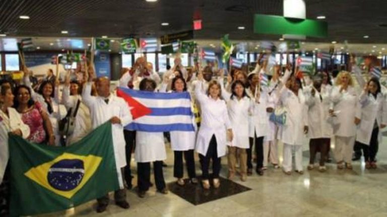 Los médicos cubanos que dejaron Brasil por Bolsonaro Recibidos con honores en la isla