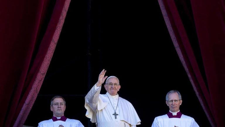 «Unos pocos banquetean espléndidamente y muchos no tienen pan para vivir” Mensaje del Papa contra la desigualdad