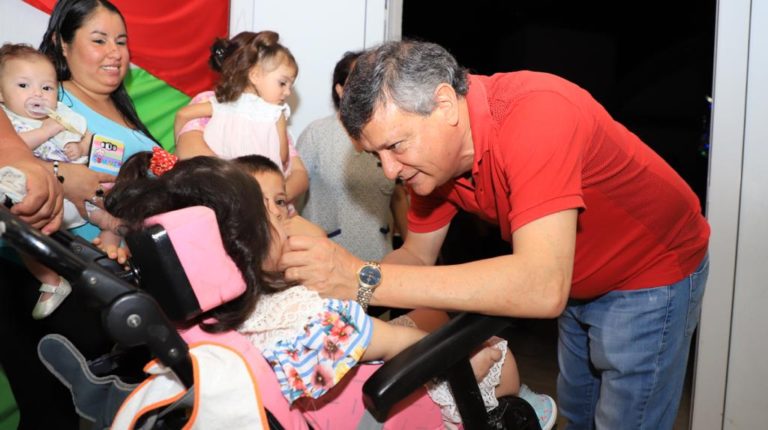 EN NOCHE BUENA: EL GOBERNADOR PEPPO VISITO EL CENTRO DE CONTENCION «PADRE MUGICA»