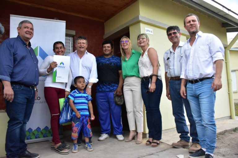 PEPPO ENTREGÓ VIVIENDAS EN TRES ESTACAS: «UNA CASA ES EL MEJOR REGALO DE NAVIDAD PARA ESTAS FAMILIAS», SEÑALÓ