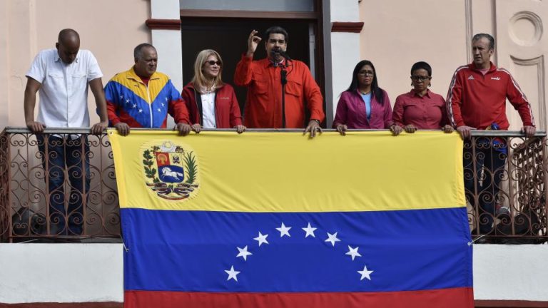 La reacción de Nicolás Maduro ante el intento de desplazarlo «Aquí no se rinde nadie»