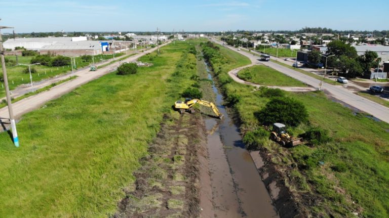 VIALIDAD PROVINCIAL LIMPIA EL CANAL DE LA SOBERANÍA PARA MEJORAR EL ESCURRIMIENTO