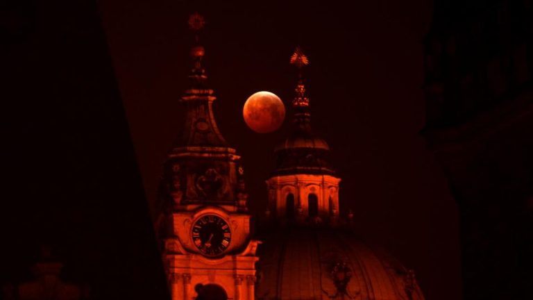 Cómo se vio el eclipse desde distintos países La «luna de sangre» por el mundo