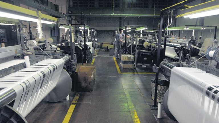 El Gobierno quiere empezar con los cambios en el sector textil Flexibilización laboral por decreto