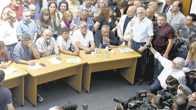 Las dos CTA y Camioneros anunciaron protestas contra el tarifazo “Unidad y acción en la calle”