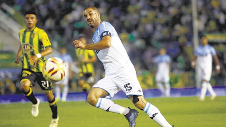 El equipo de Coudet se impuso anoche en Mar del Plata por 3-1 frente a Aldosivi Racing se mantiene en lo más alto