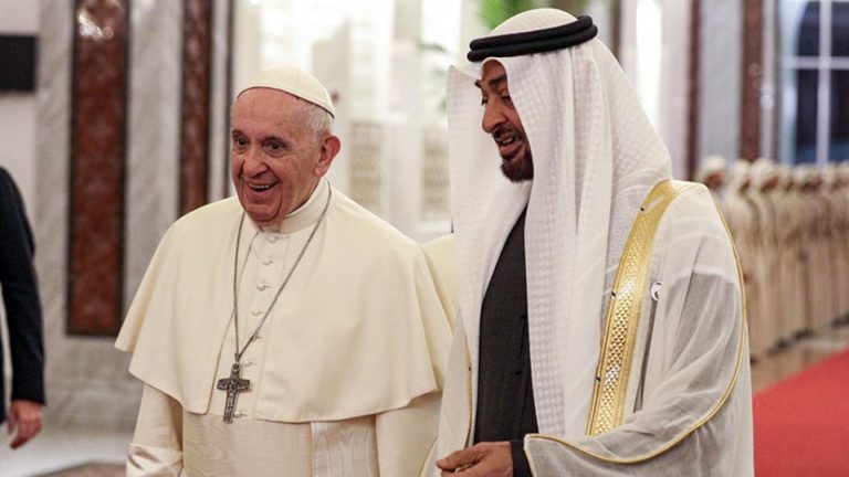 El Papa llegó a los Emiratos Árabes Unidos Francisco en la cuna del Islam