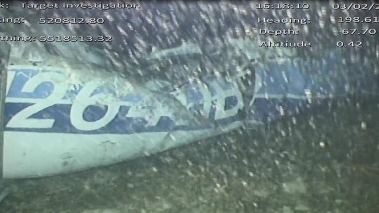La búsqueda de Sala Encontraron un cuerpo entre los restos del avión