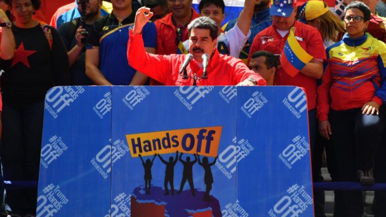 El presidente constitucional Nicolás Maduro habla ante una movilización en su respaldo»He decidido romper relaciones con Colombia»