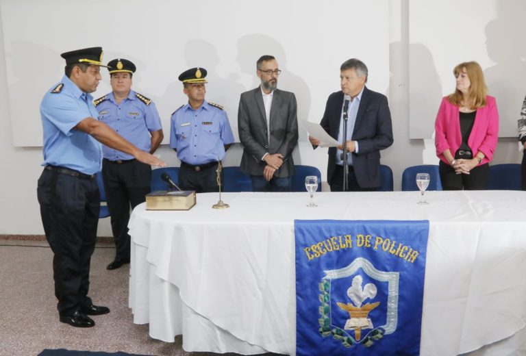 PEPPO TOMÓ JURAMENTO A LA NUEVA CÚPULA POLICIAL Y PIDIÓ TENER «UNA POLICÍA AL LADO DE LA GENTE»