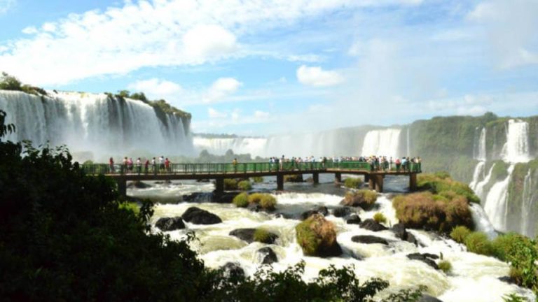 Dudas sobre el impacto ecológico por su cercanía con la reserva natural Una represa brasilera a metros de las Cataratas