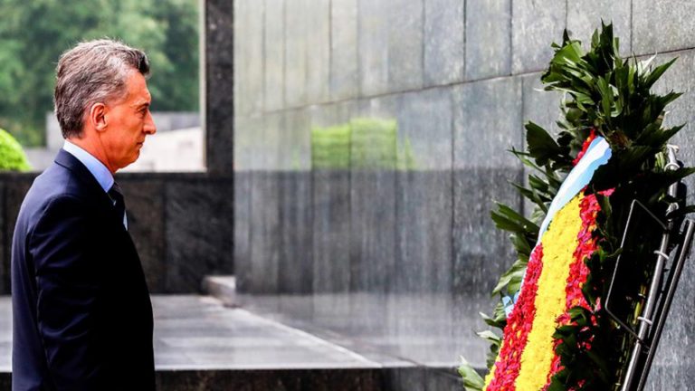 En Vietnam visitó el mausoleo del líder socialista Macri tuvo que homenajear a Ho Chi Minh