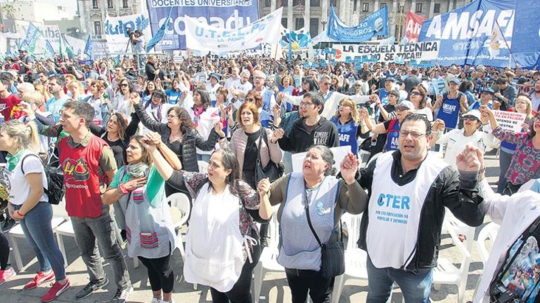 El miércoles que viene se reunirán los gremios con el gobierno bonaerense Paritarias: Vidal convocó a los docentes