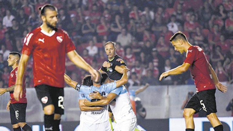 Derrotó a Independiente por 3-1 en el Libertadores de América para aferrarse en la punta
